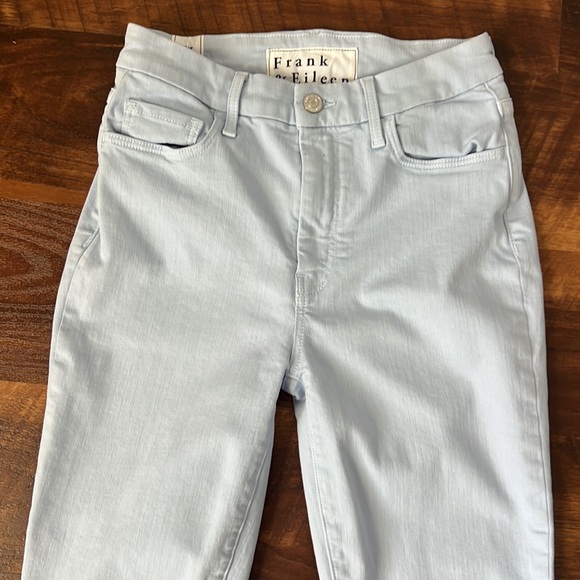 65-$150 EUC Frank & Eileen SLIGO Light Blue Italian Performance Denim 4 27 Jeans - Picture 2 of 6